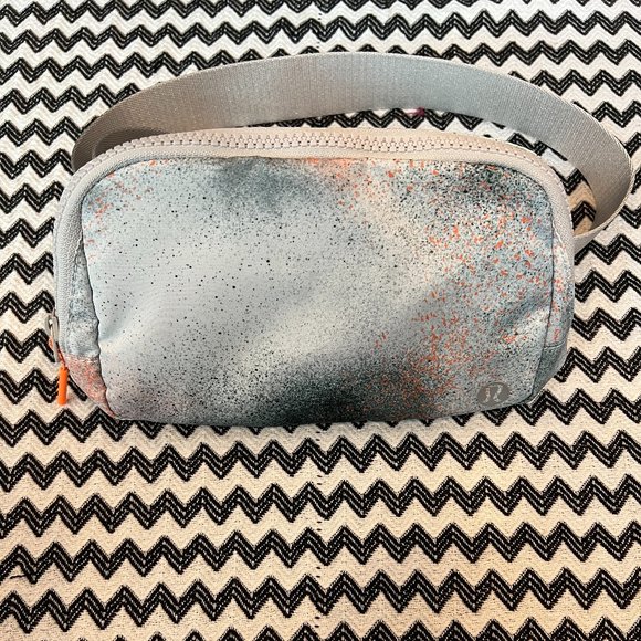 lululemon athletica Handbags - NWT OG Spray Camo lululemon Everywhere Belt Bag